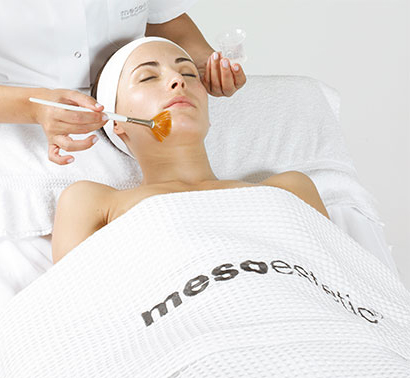 mesoestetic Fruchtsäurebehandlungen werden eingesetzt in der Beauty Lounge in München-Pasing bei: Aknehandlung und zur signifikanten Verbesserung des Hautbildes bei Hautalterung, Fältchen und zur Hauterneuerung.